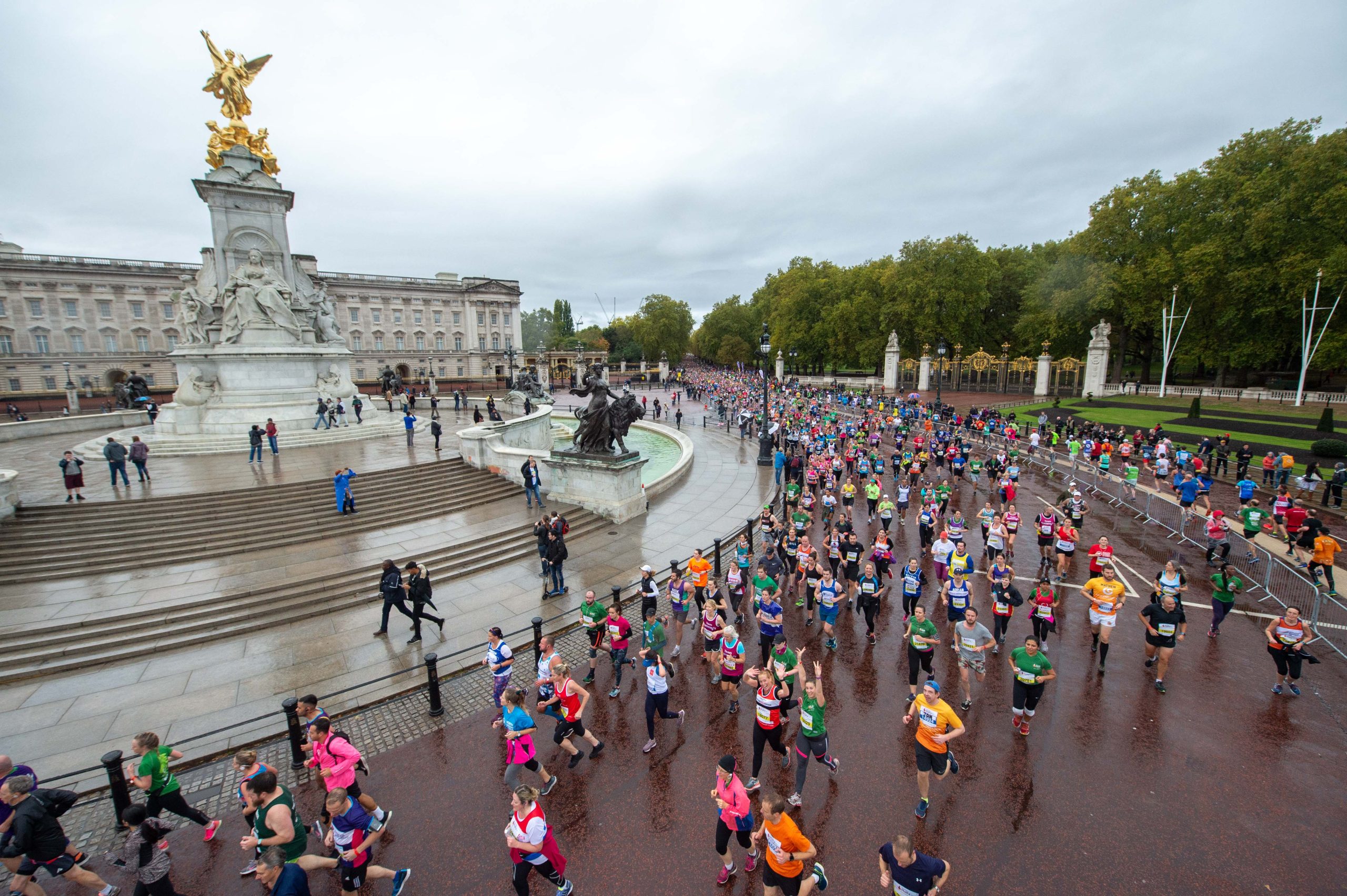 Image of runners looping round Buckingham palace at the royal parks half marathon 2023